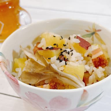 さつまいもと舞茸とベーコンの洋風炊き込みご飯|さつまいもとツナの炊き込みご飯
