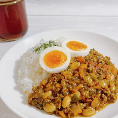 たっぷり夏野菜と大豆のハチミツキーマカレー｜ハチミツバターチキンカレー