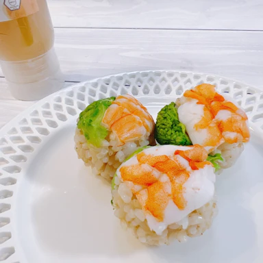 エビと菜の花のハチミツ手まり寿司