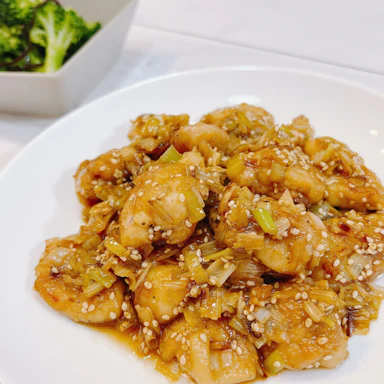 ネギたっぷり!鶏肉のハニポン炒め|ブロッコリーのハニー塩昆布和え