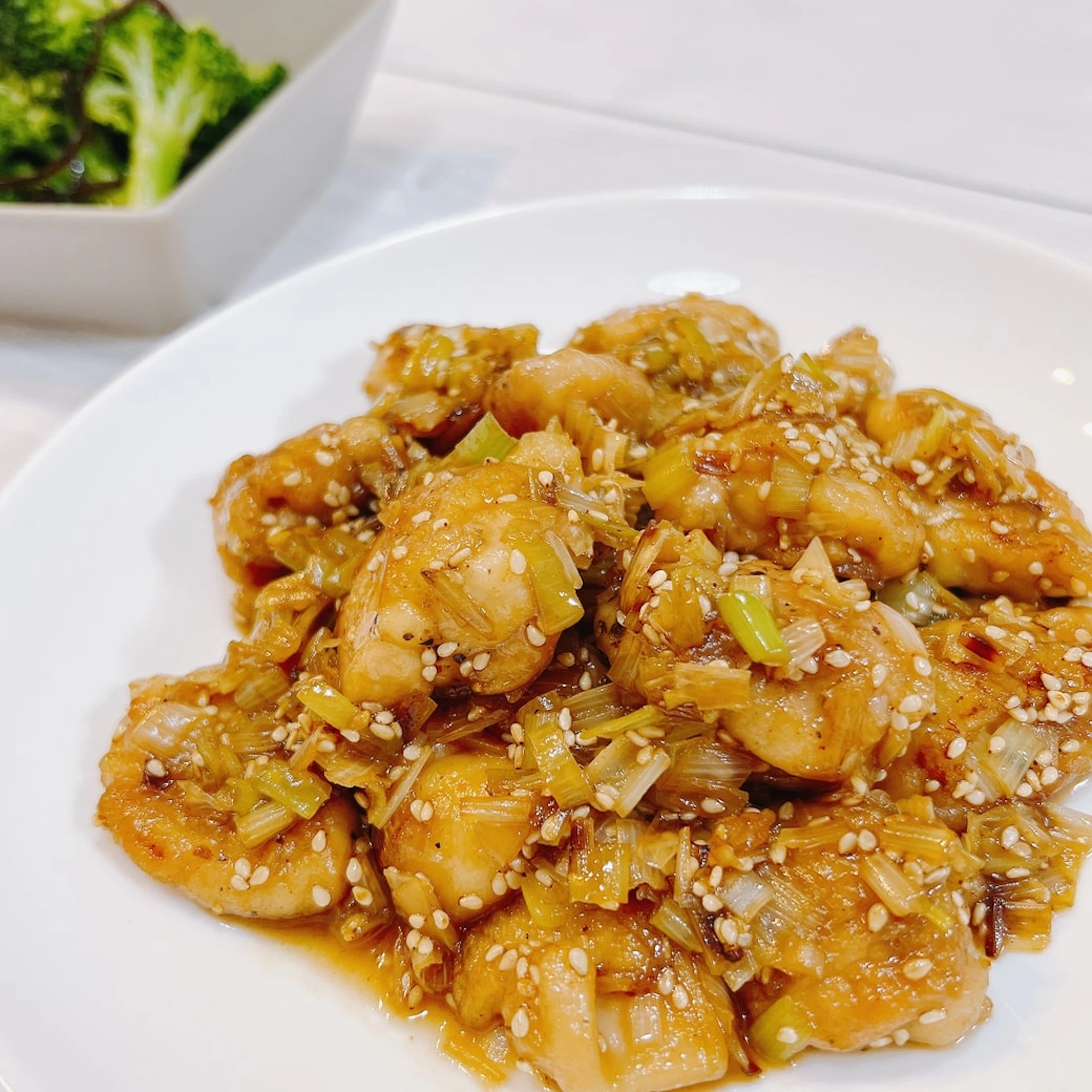 ネギたっぷり!鶏肉のハニポン炒め|ブロッコリーのハニー塩昆布和え