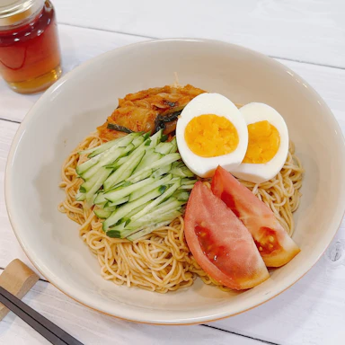 辛うま！ハチミツビビンそうめん｜たらことチーズの冷たいおうどん