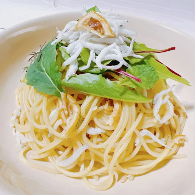 レモンハニーとしらすの冷製パスタ|生絞りオレンジのレモンハニースカッシュ