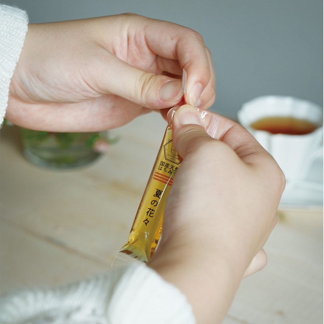 スティックハチミツと朝食シーンのイメージ写真